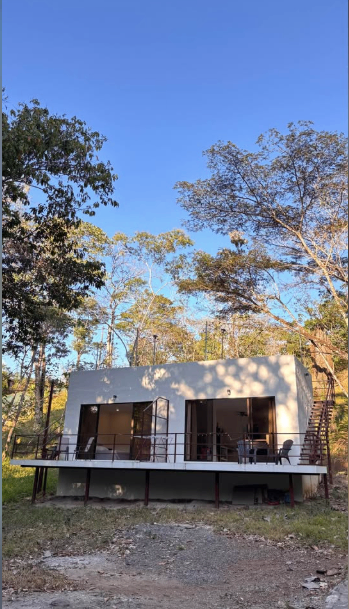 Villa nueva en la selva con jacuzzi – alquiler mensual – Cóbano