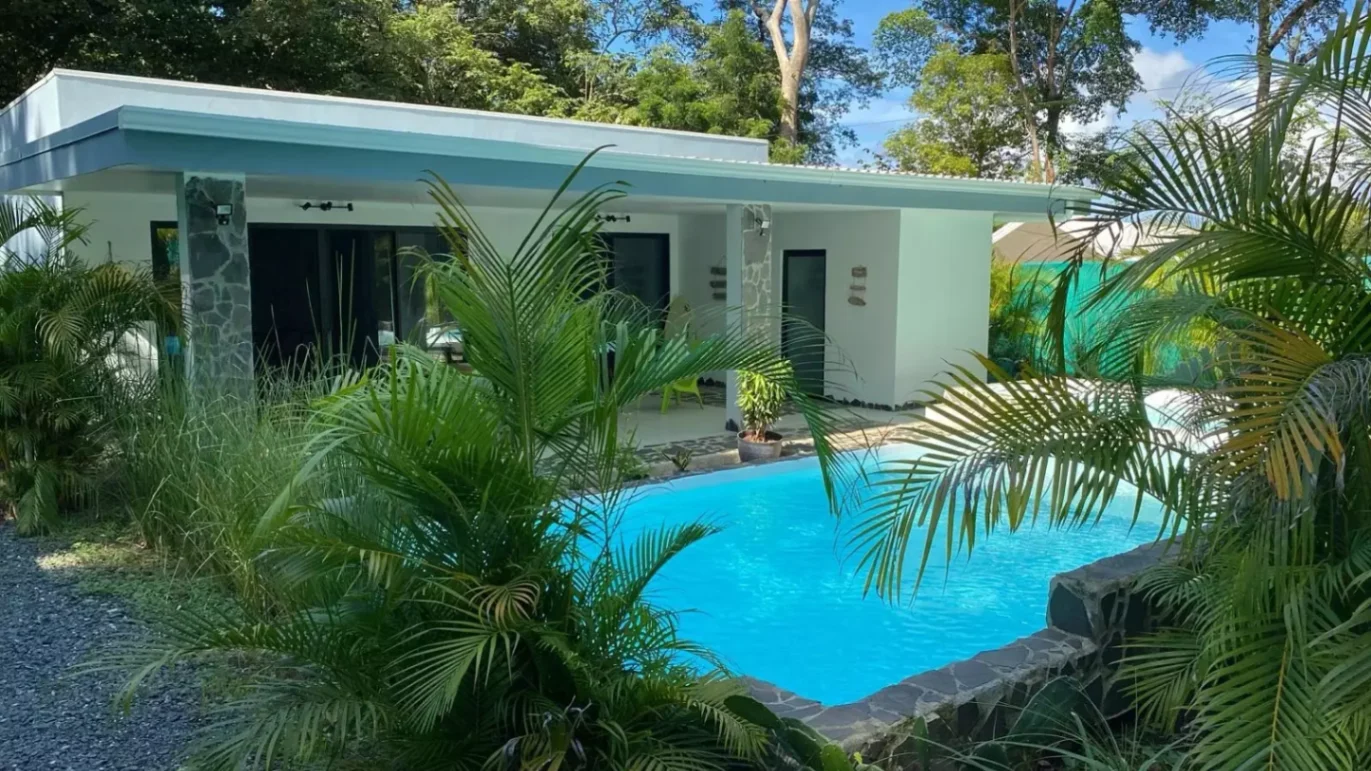 Amplia villa nueva con piscina y jacuzzi en Linderos.