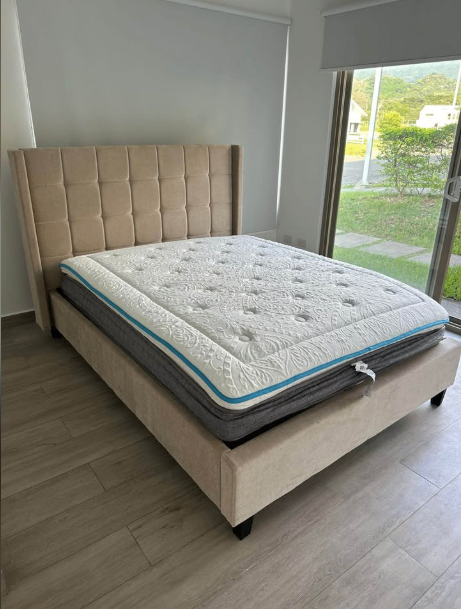 Cama King con colchón en venta Jacó Costa Rica | Moderna, como nueva