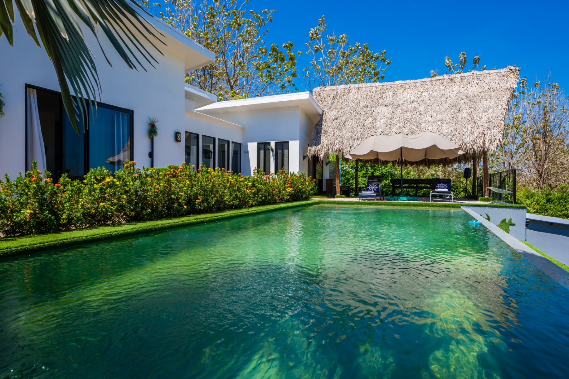 Propiedad Premium con Piscina Infinita y Jardines Exuberante
