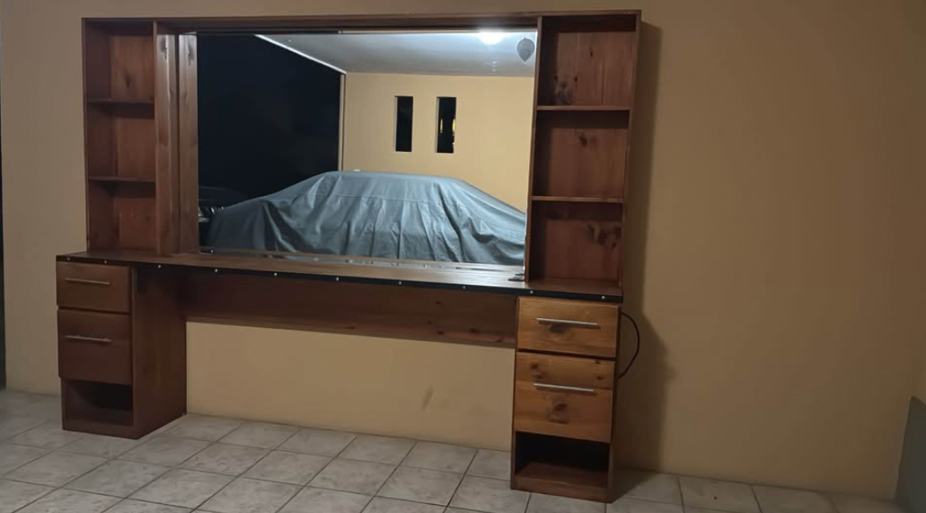 Tocador de madera con espejo y almacenamiento – Jacó Costa Rica