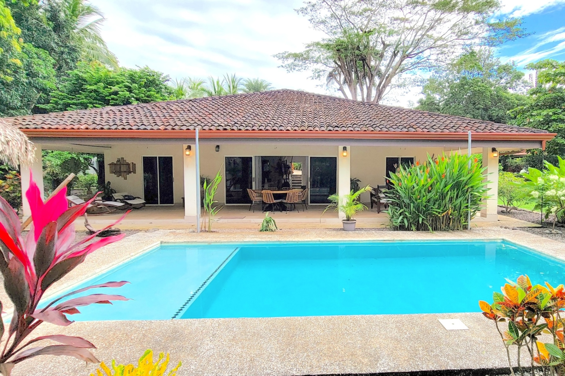 Villa contemporánea de 240 m², recién construida, en un lote de 641 m²