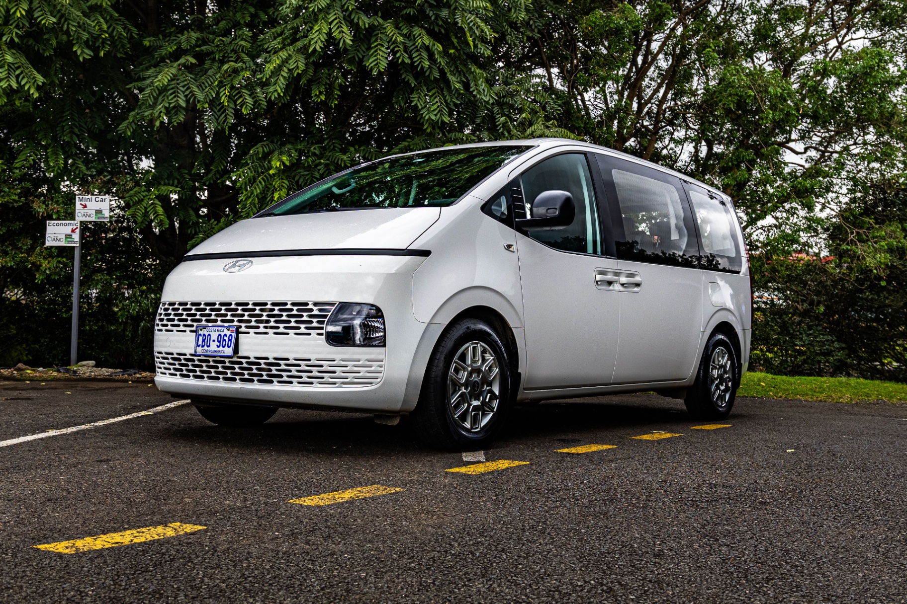 Full-Size Van Rental in Costa Rica | Automatic 11 Passengers