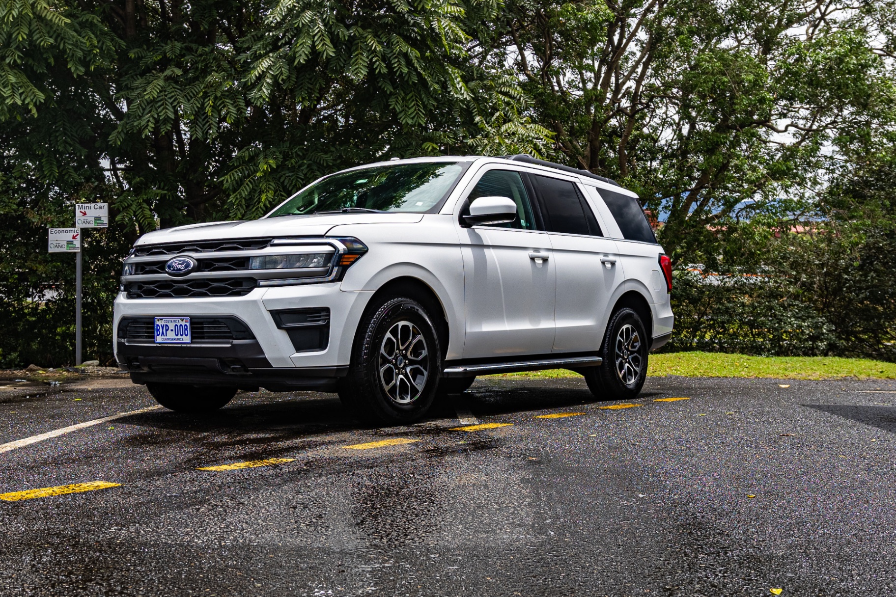 Luxury SUV Rental in Costa Rica | Automatic 8 Passengers
