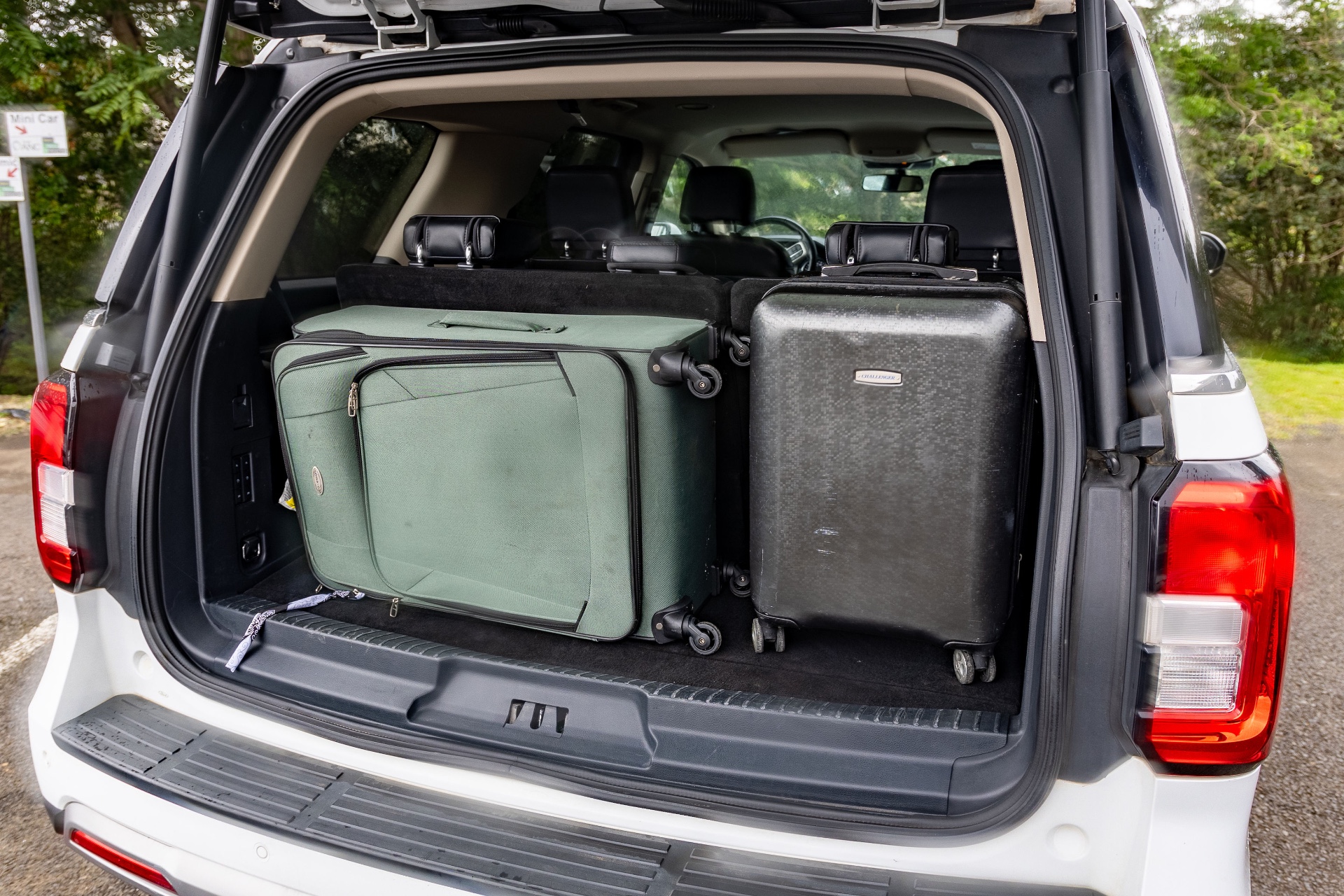 Luxury SUV Rental in Costa Rica | Automatic 8 Passengers