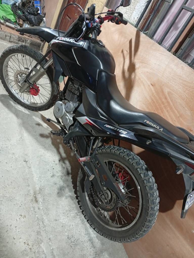 Moto en venta o cambio con papeles y placa