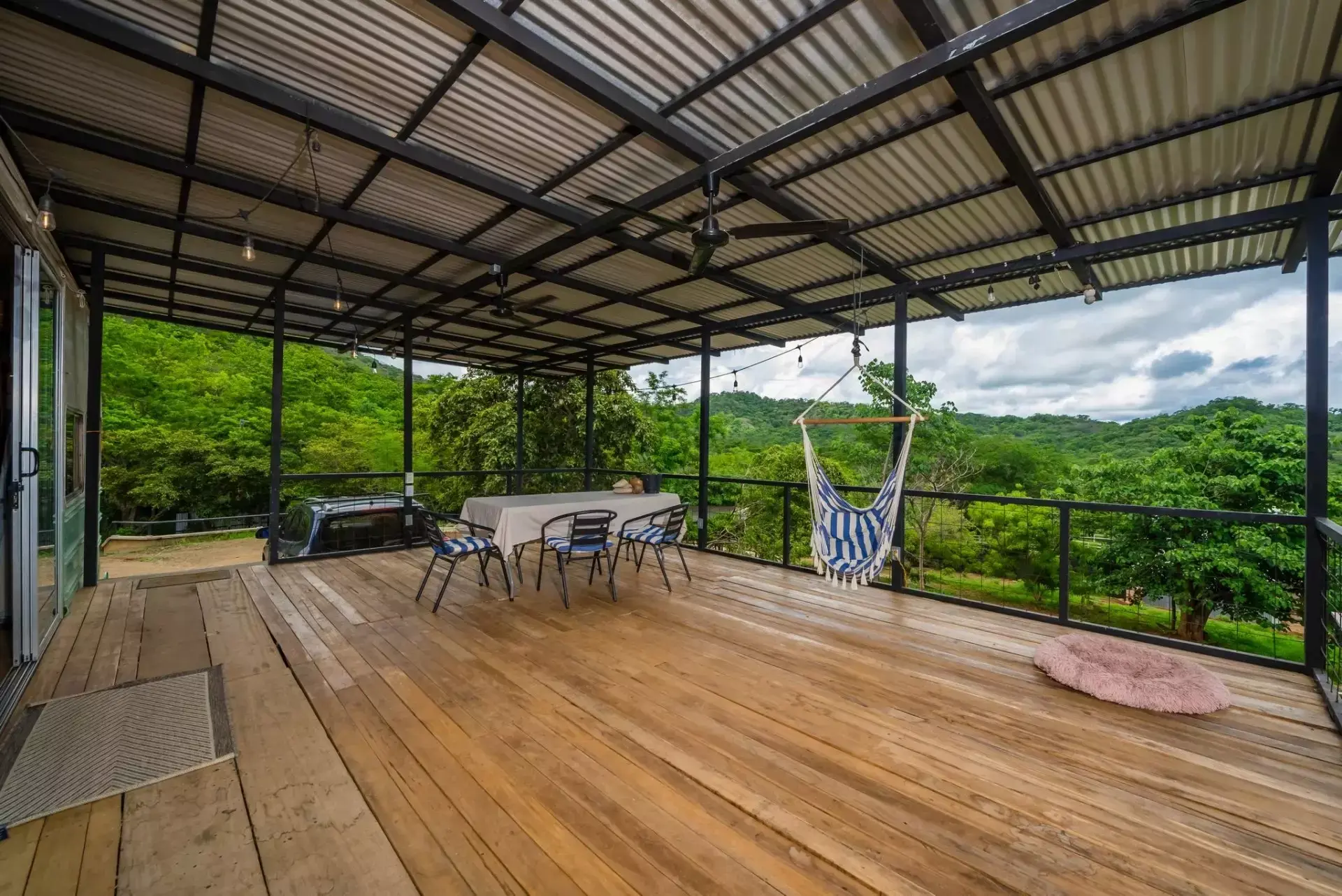 Proyecto Turístico Único con 9 Buses Habitables cerca de Tamarindo