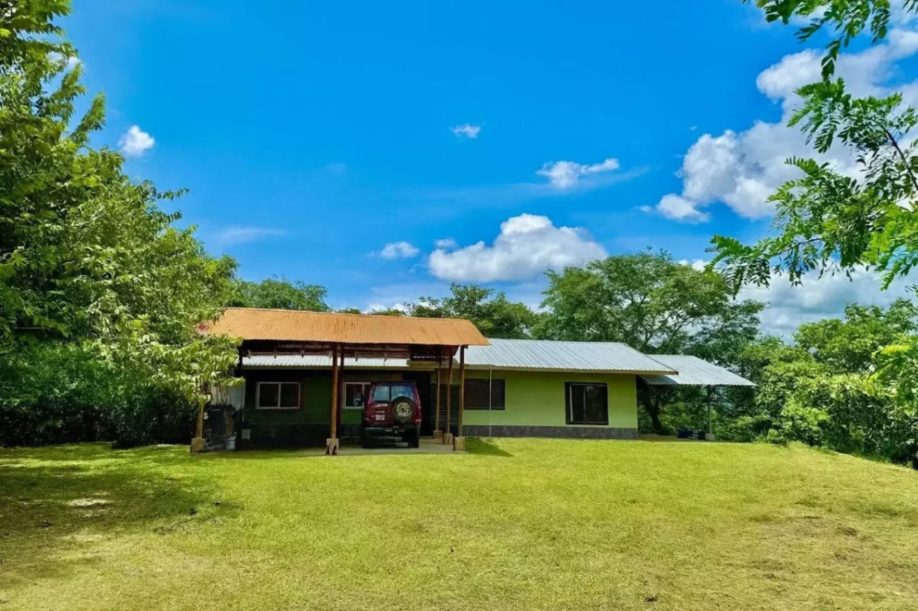 Property with Panoramic Mountain Views and 3-Bedroom House. 