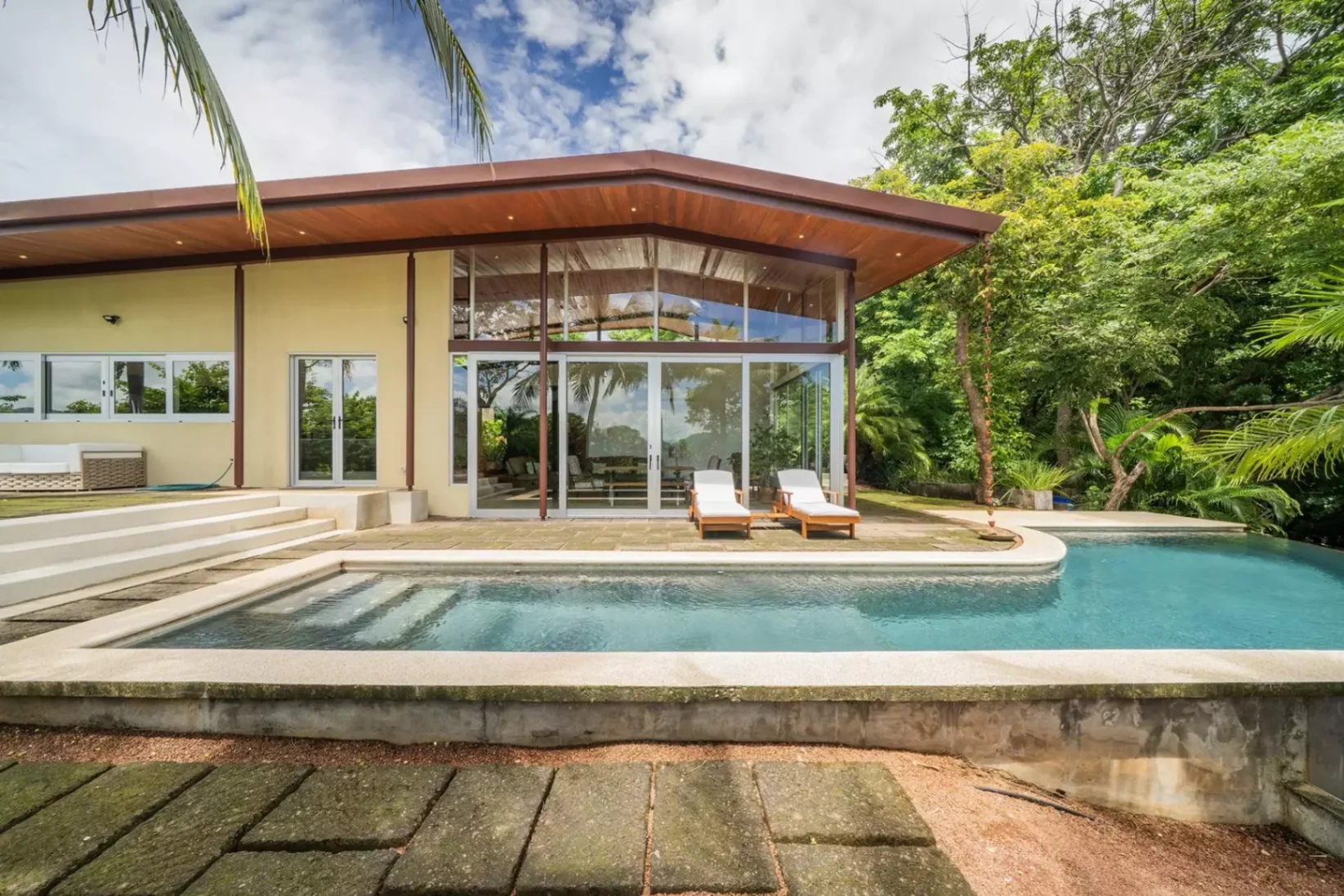 Villa moderna con vistas al valle en un exclusivo condominio