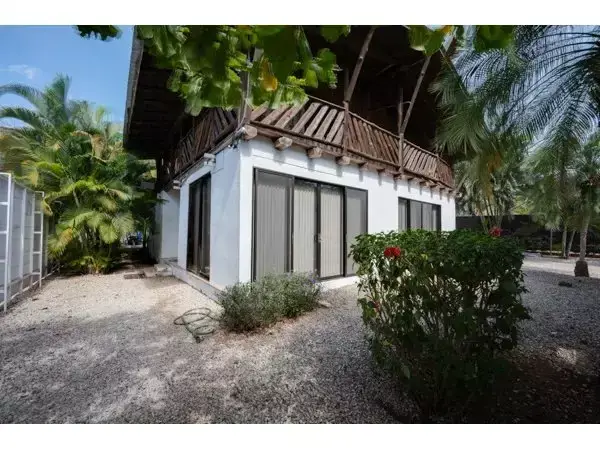 Propiedad con villa/piscina + estudio + local comercial + tienda