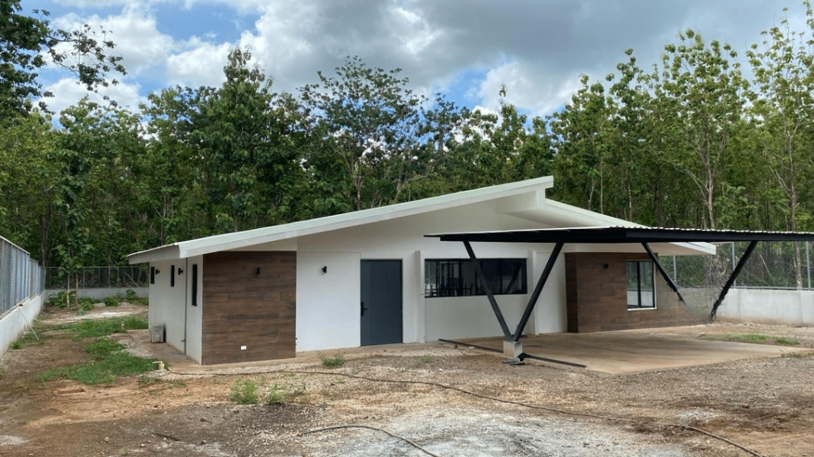 Casa moderna nueva con amplia parcela y piscina en San José de Pinilla