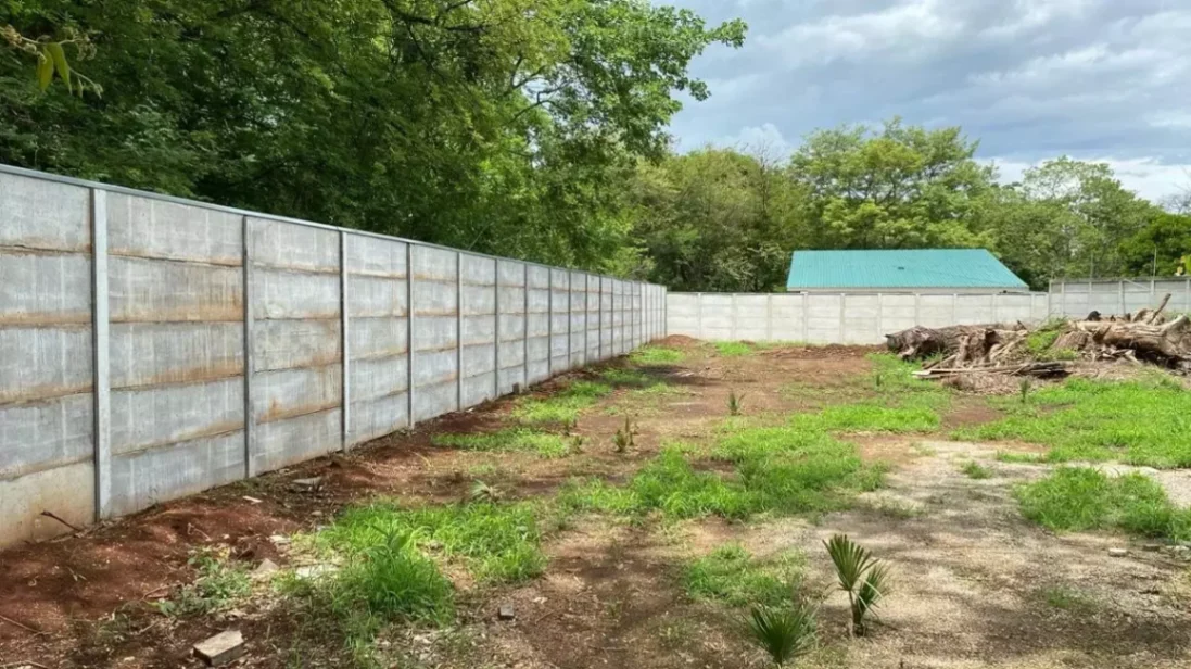 Lote céntrico en Huacas con servicios y gran potencial de inversión