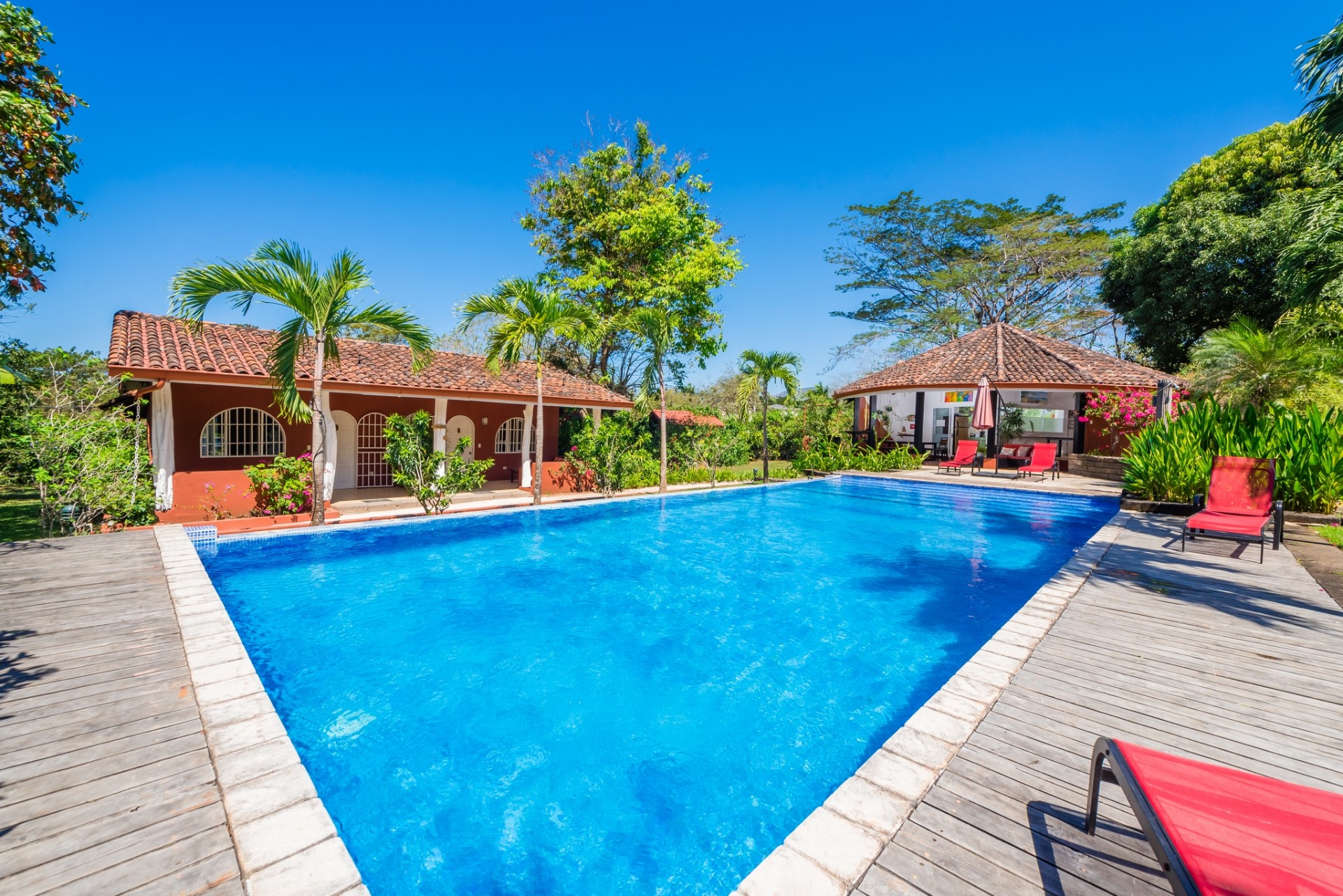 Invierta en Guanacaste: casa colonial, 10 unidades de alquiler y 3 pis