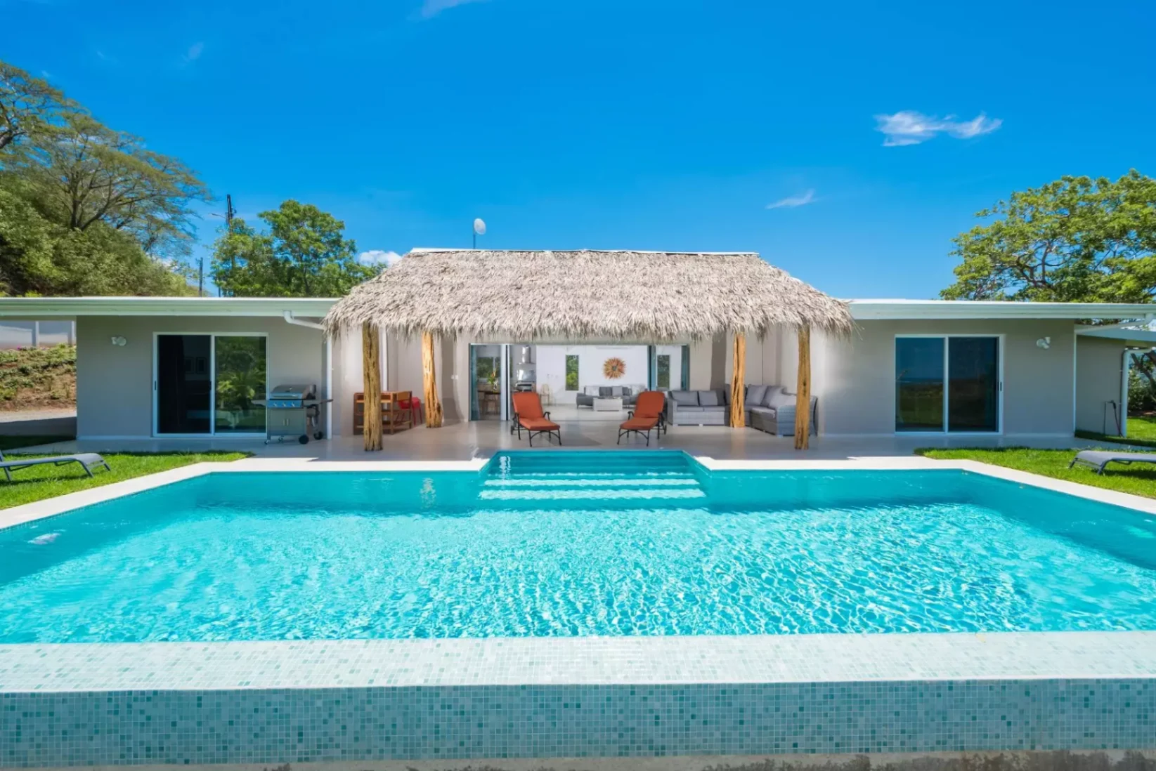 Exclusive 5-bedroom villa with 180° panoramic views of the Pacific Oce