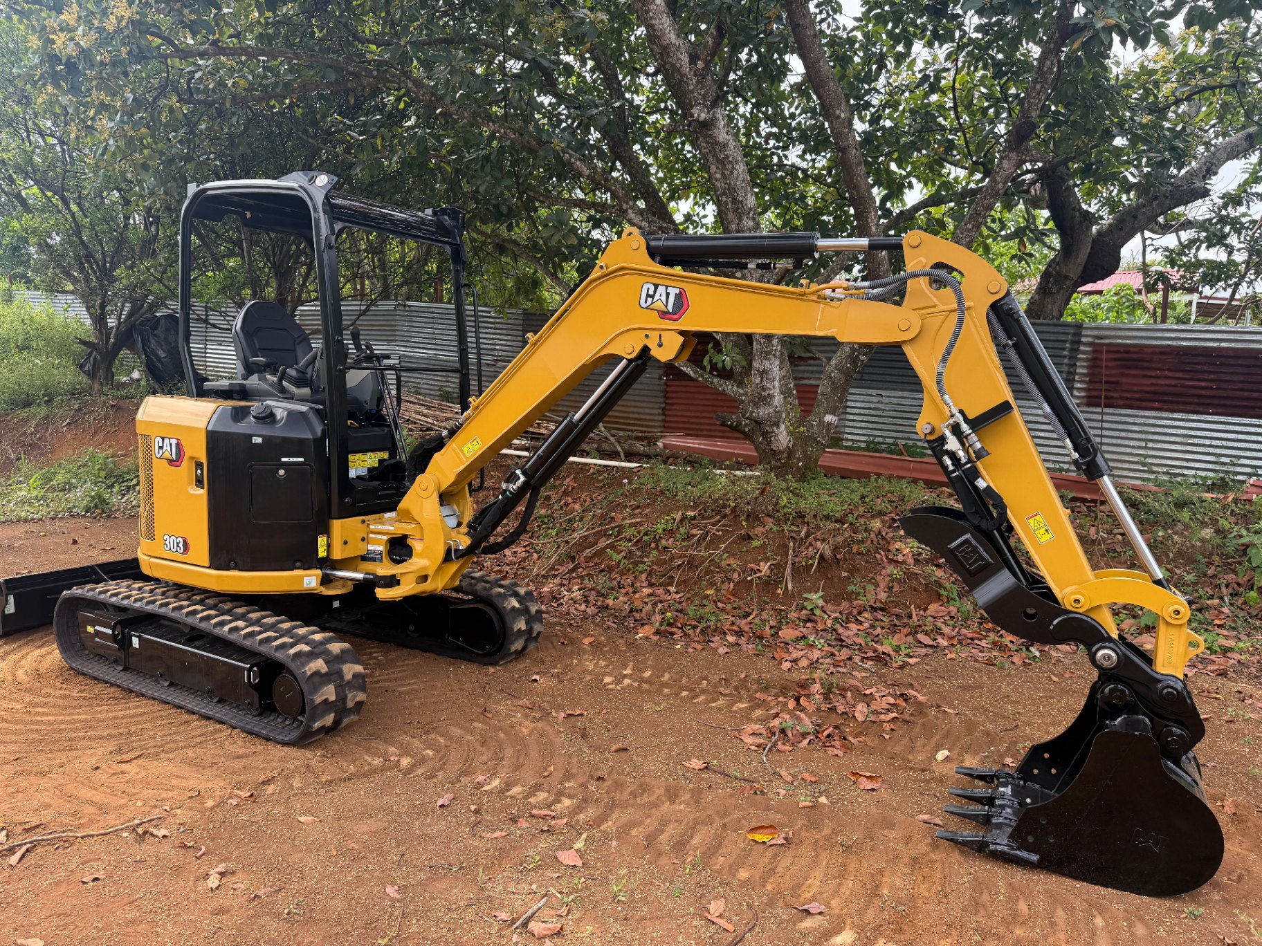EXCAVADORA CATERPILLAR 303 CR (MINI EXCAVADORA)