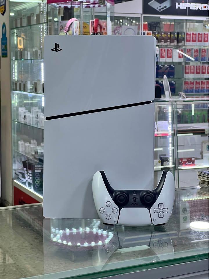 PS5 slim con su caja 