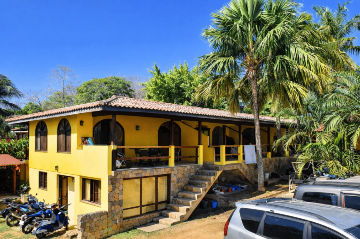 Complejo de 9 Apartamentos con Piscina Cerca de Playa Tamarindo