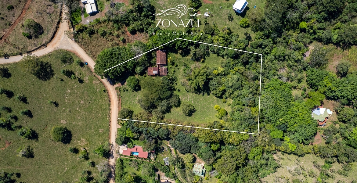 Amplia Propiedad con Casa de 2 Habitaciones a Unos Minutos de la Playa