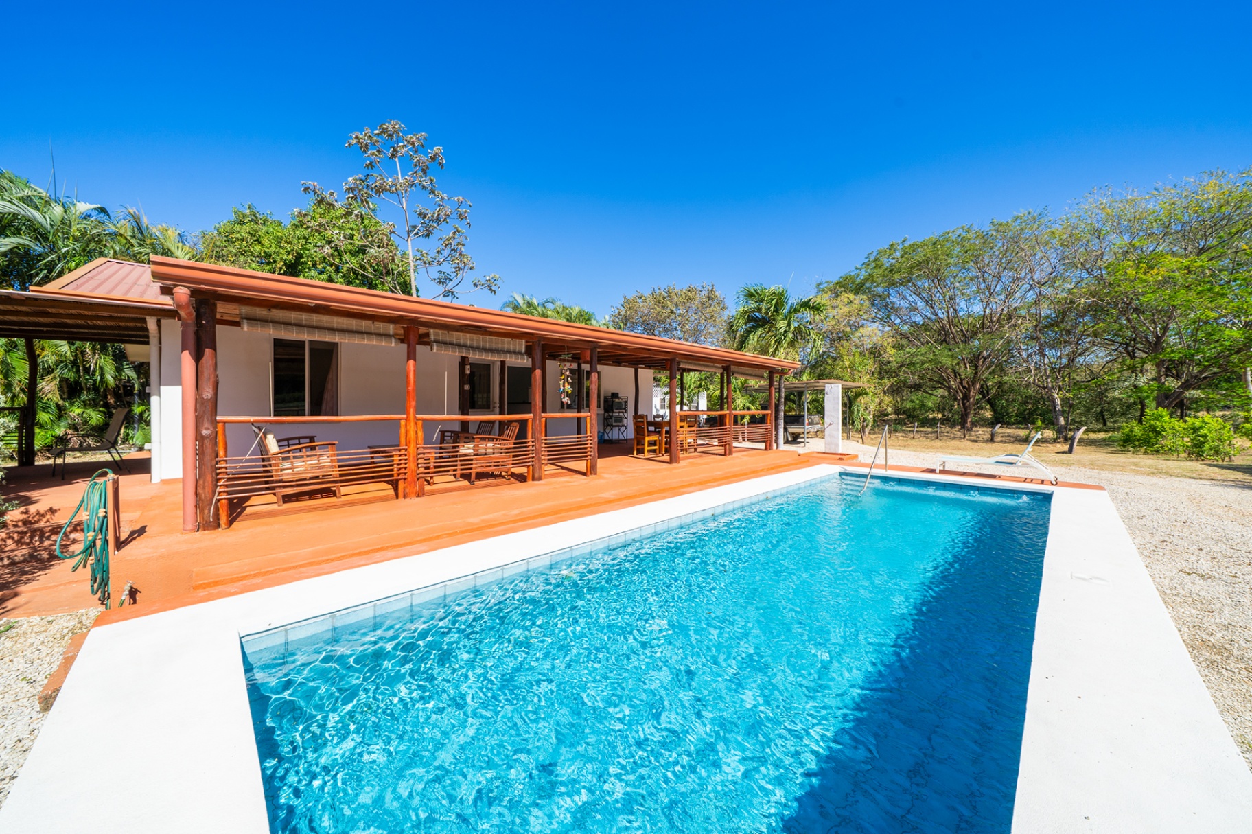 Casa de 3 Hab. con Piscina y Lote Amplio –Cerca de Playas y Aeropuerto