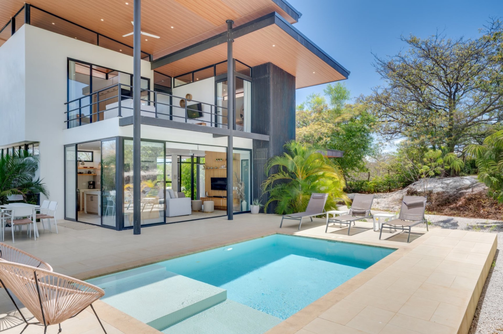 Moderna casa con estudio, cada uno con su propia piscina privada
