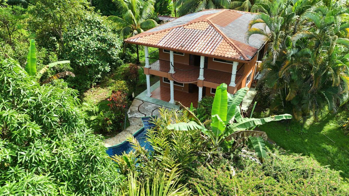 Casa con Piscina en Venta en Ojochal cerca de Playa Tortuga