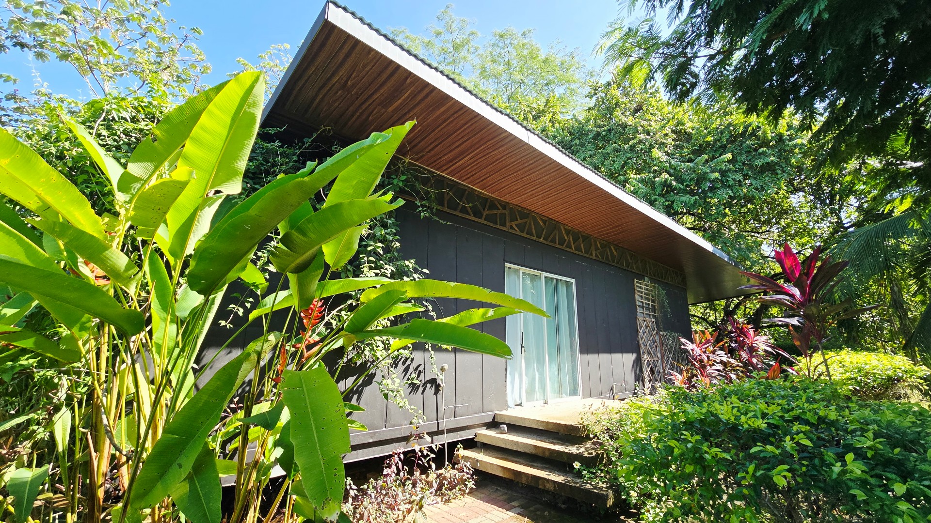 SE VENDE LOTE CON CASA EN HATILLO CON ACCESO A RIO Y SERVICIOS AUTONOM