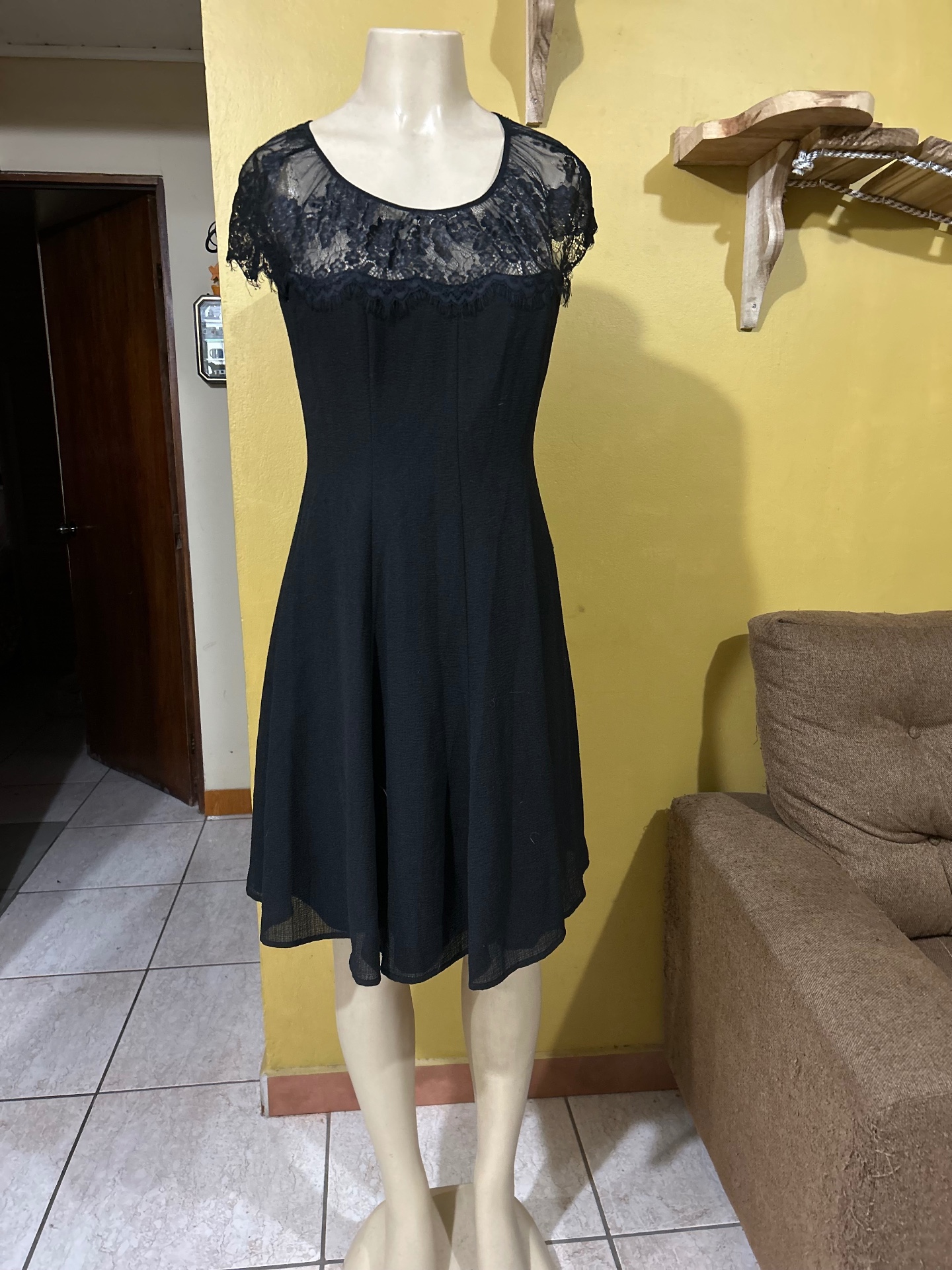 Vestido negro corto elegante 
