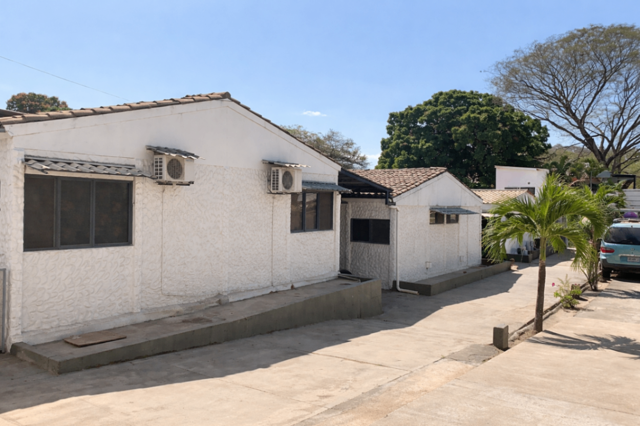 Propiedad con Casa, 9 Apartamentos y Piscina cerca de Tamarindo