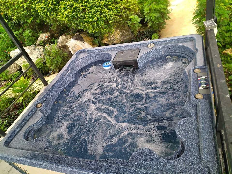 Jacuzzi americano para 6 personas en venta en Neily | Buen estado