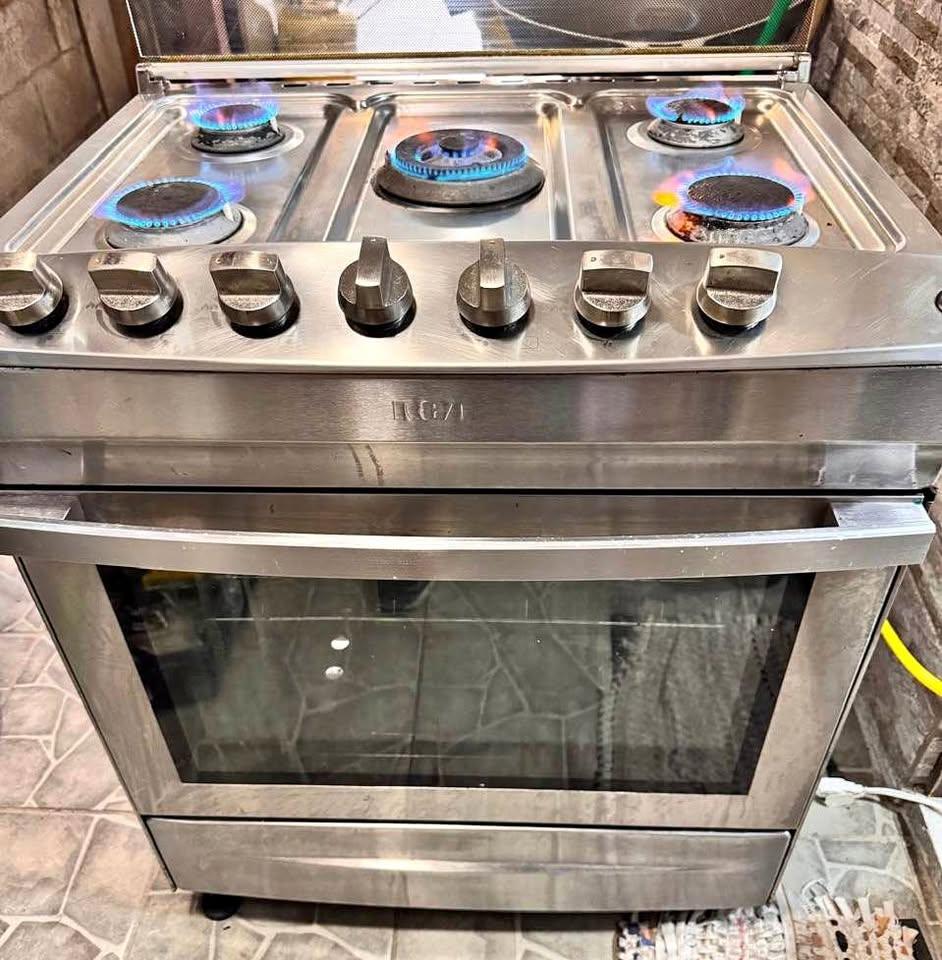 Cocina de gas RCA de 5 quemadores con horno amplio