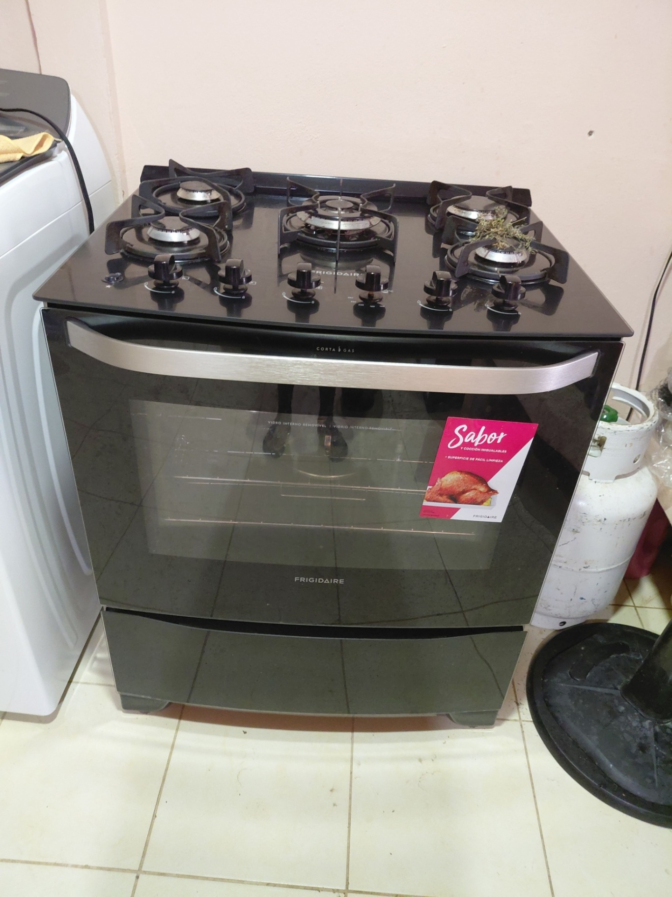 Cocina de gas en venta Costa Rica Frigidaire con tanque incluido