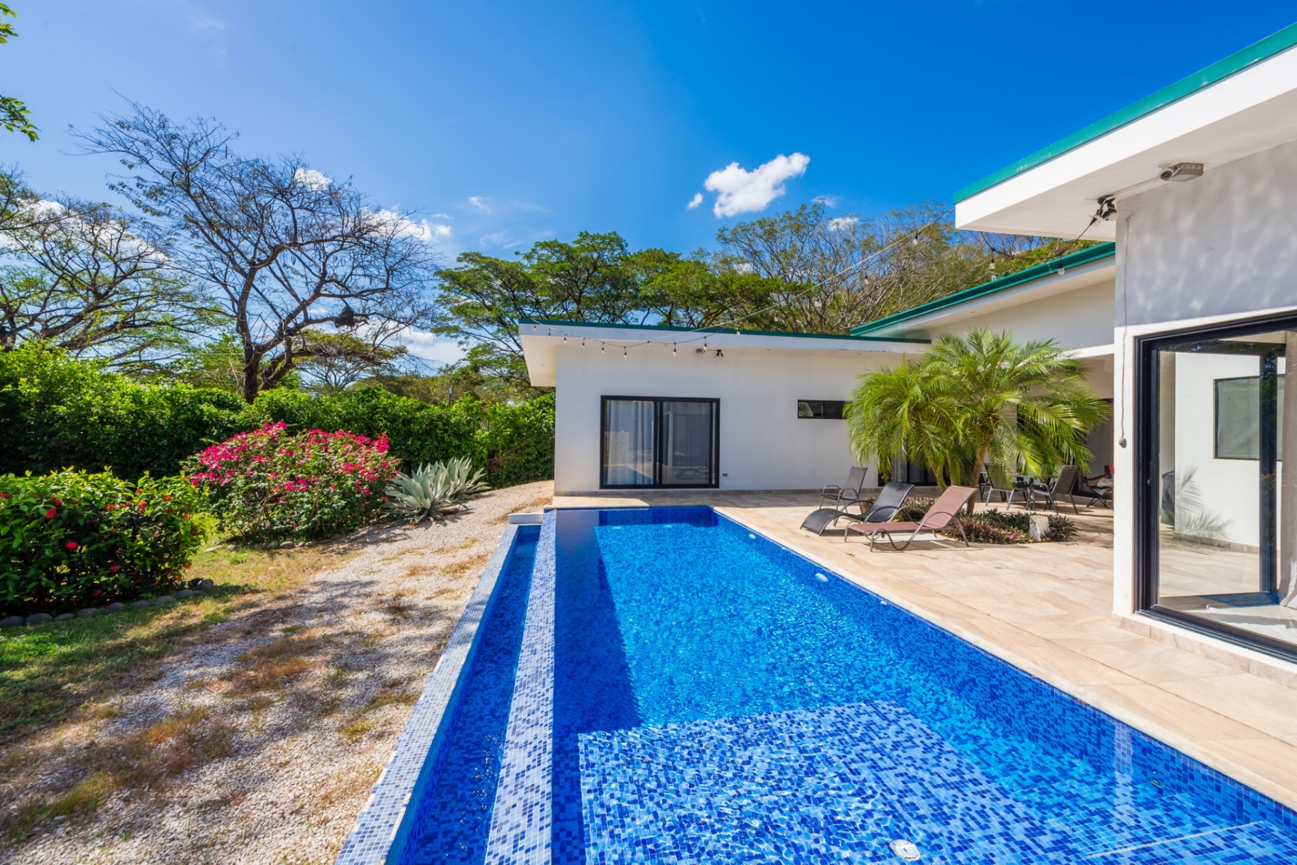 Casa con Piscina y Gran Terreno de Uso Mixto en Finca Panamá