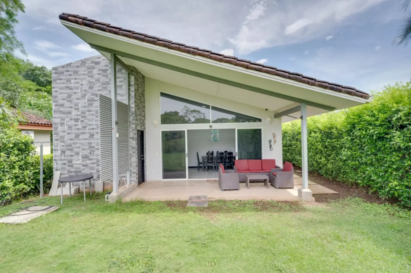 Descubre tu hogar ideal en el exclusivo condominio Lomas de Santa Rosa