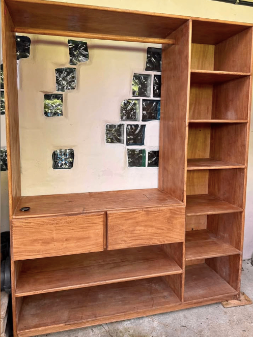 Mueble de Madera con Estantes y Espacio TV – Santa Teresa 