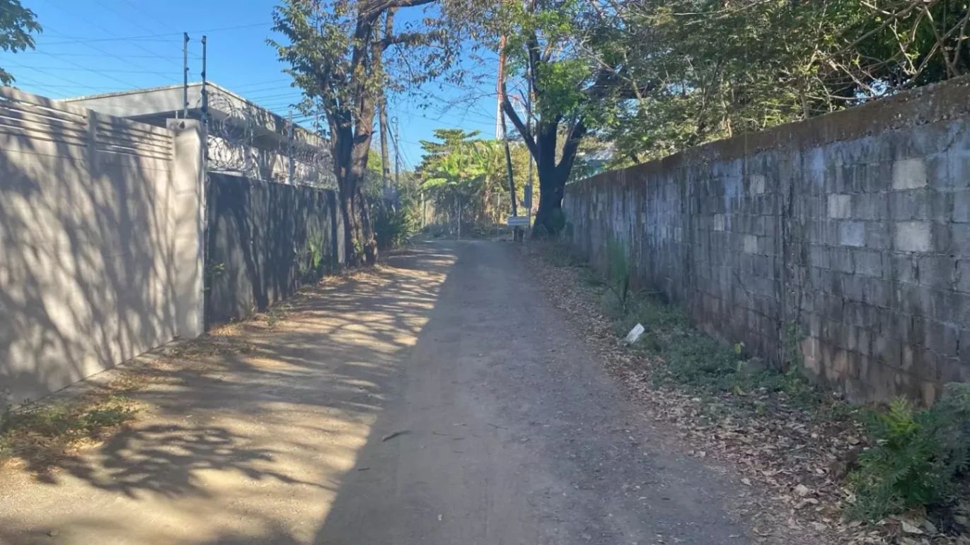 Lote céntrico en Huacas con servicios y gran potencial de inversión
