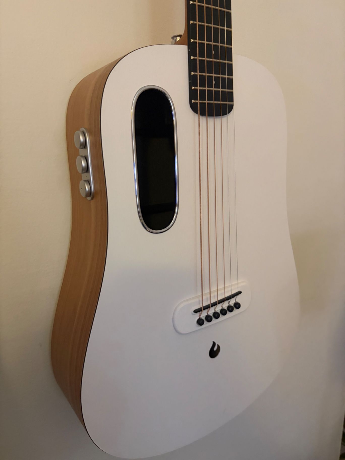 Guitarra electroacústica de lava