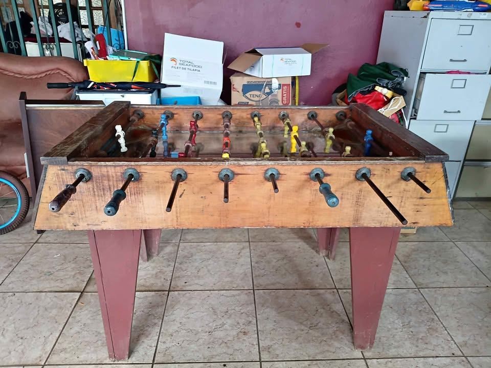 Futbolín original de madera con campo de juego de vidrio