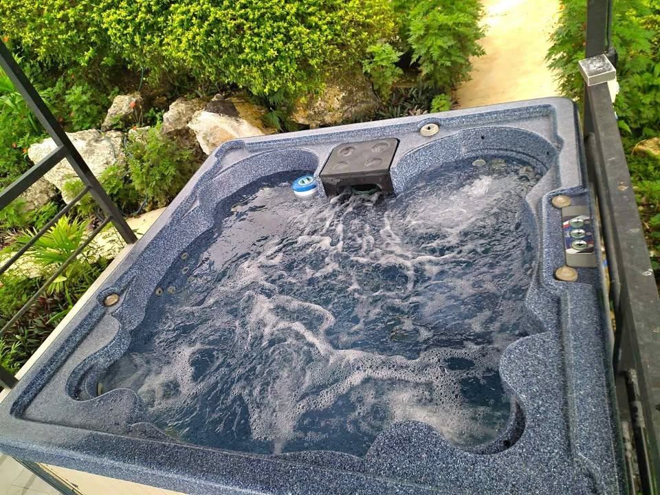 Jacuzzi americano para 6 personas en venta en Neily | Buen estado